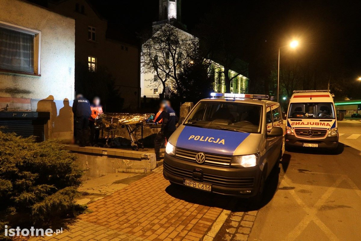 Nieprzytomny mężczyzna leżał na Piaskowej
