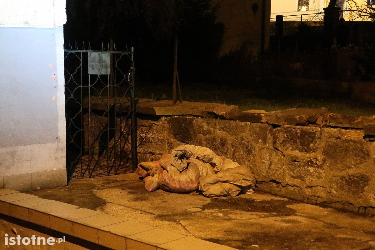 Nieprzytomny mężczyzna leżał na Piaskowej