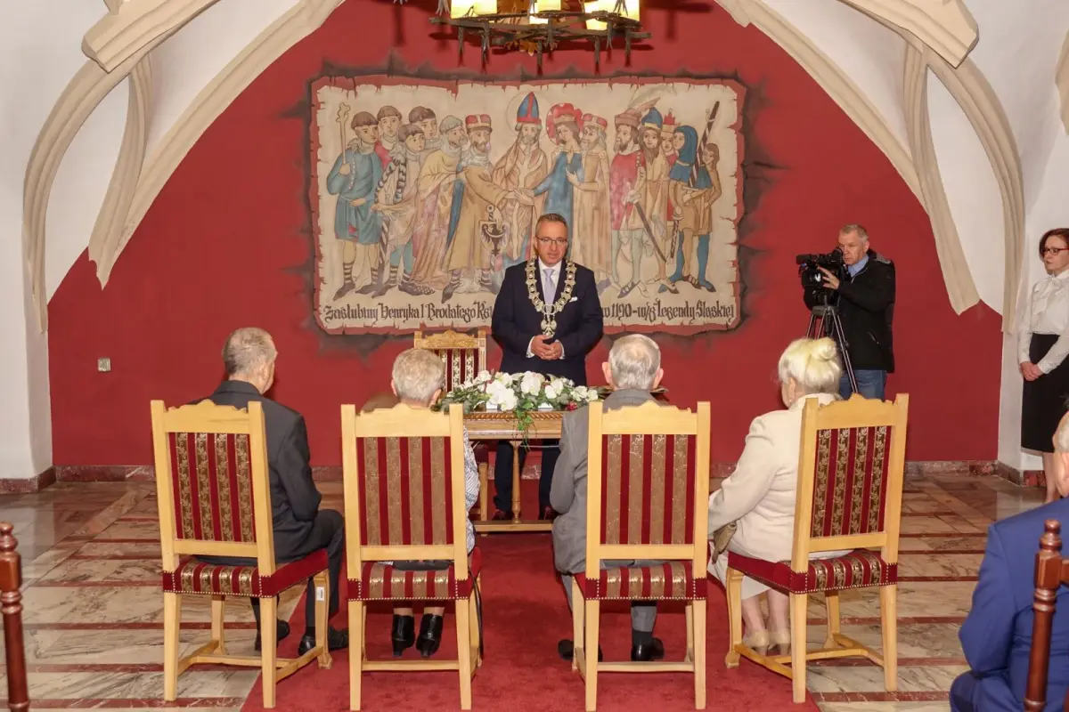 Dwie pary z medalami za 50 lat pożycia małżeńskiego