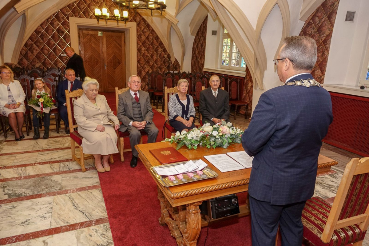 Dwie pary z medalami za 50 lat pożycia małżeńskiego