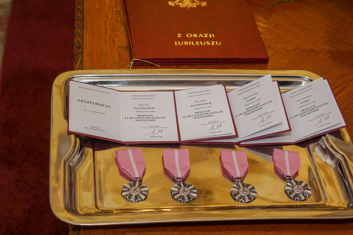 Dwie pary z medalami za 50 lat pożycia małżeńskiego