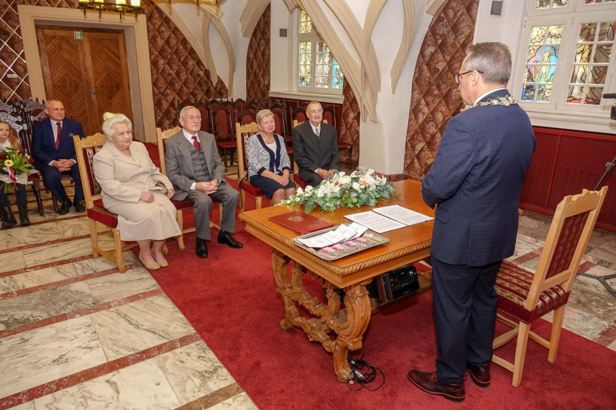 Dwie pary z medalami za 50 lat pożycia małżeńskiego