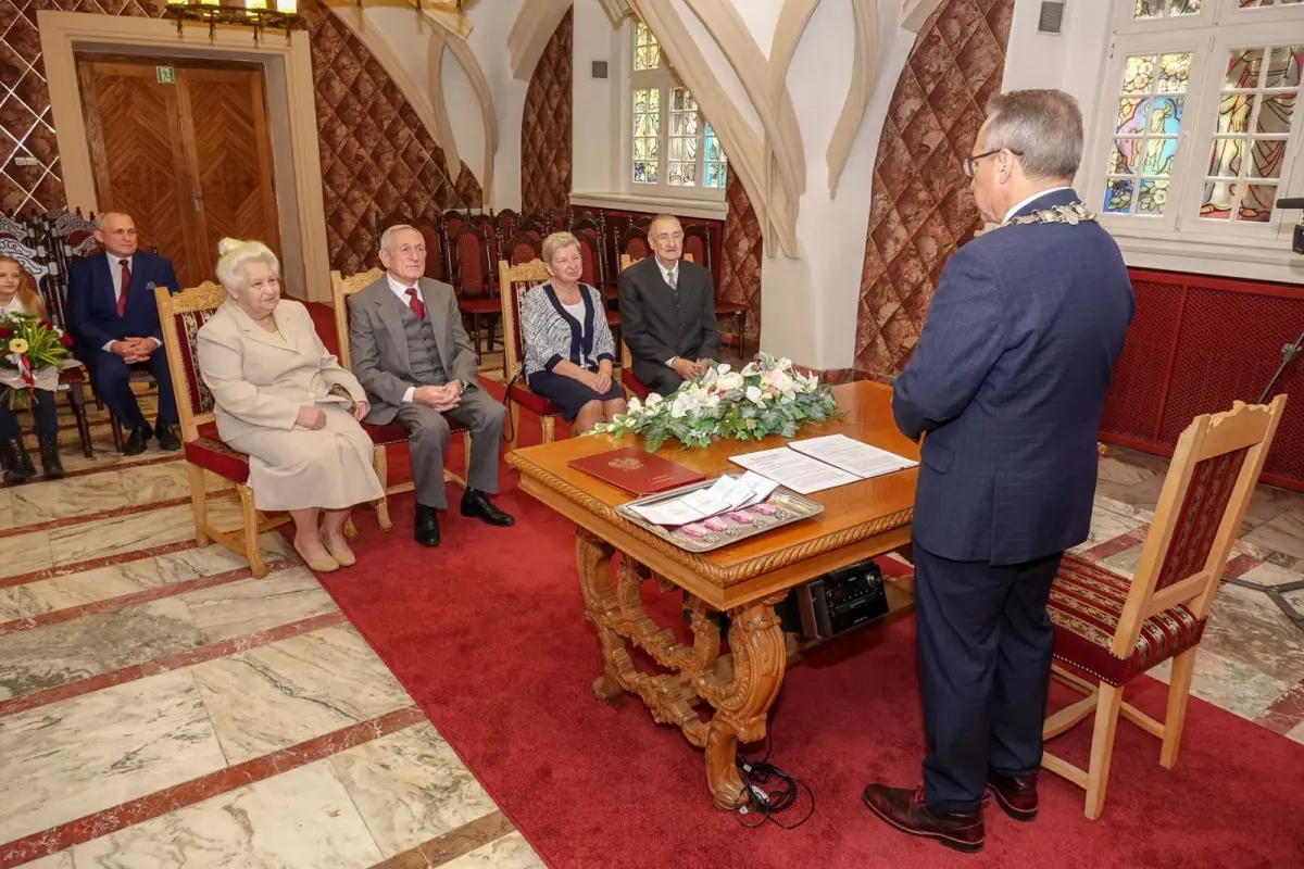 Dwie pary z medalami za 50 lat pożycia małżeńskiego