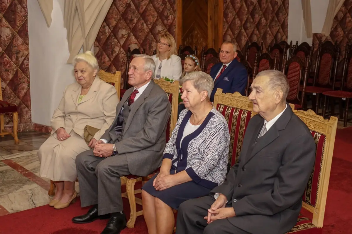 Dwie pary z medalami za 50 lat pożycia małżeńskiego