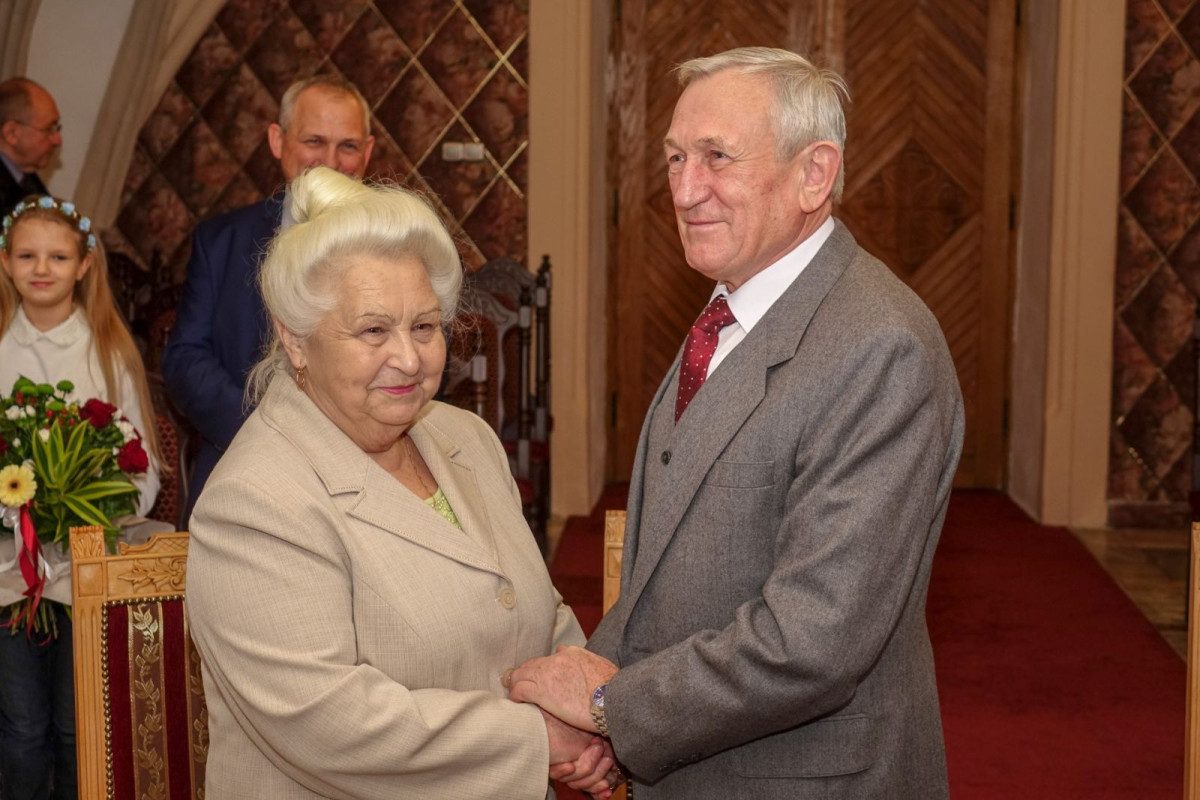 Dwie pary z medalami za 50 lat pożycia małżeńskiego