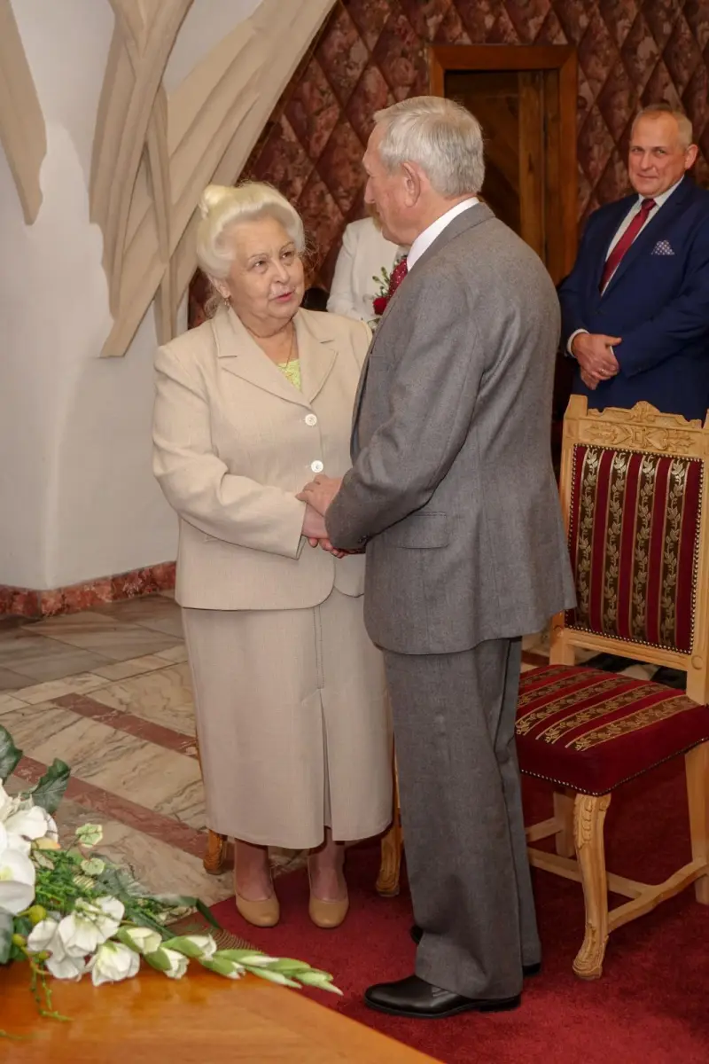 Dwie pary z medalami za 50 lat pożycia małżeńskiego