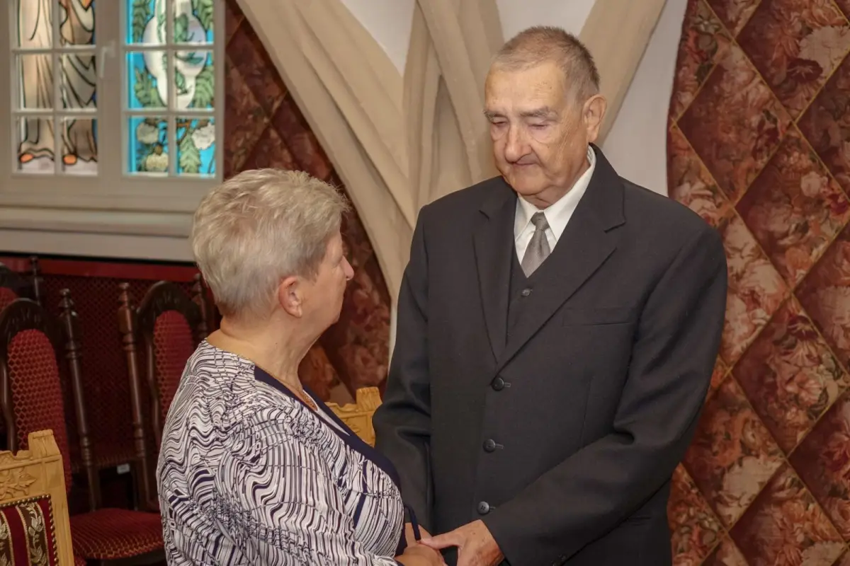 Dwie pary z medalami za 50 lat pożycia małżeńskiego
