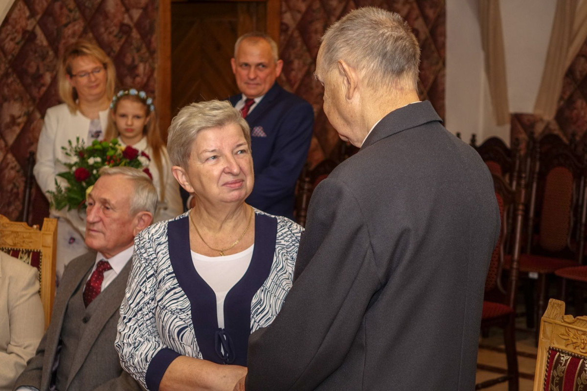 Dwie pary z medalami za 50 lat pożycia małżeńskiego