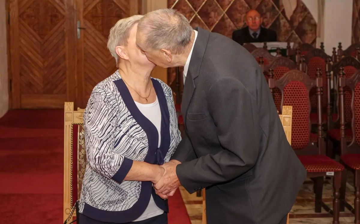 Dwie pary z medalami za 50 lat pożycia małżeńskiego