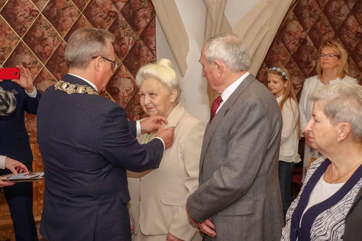 Dwie pary z medalami za 50 lat pożycia małżeńskiego