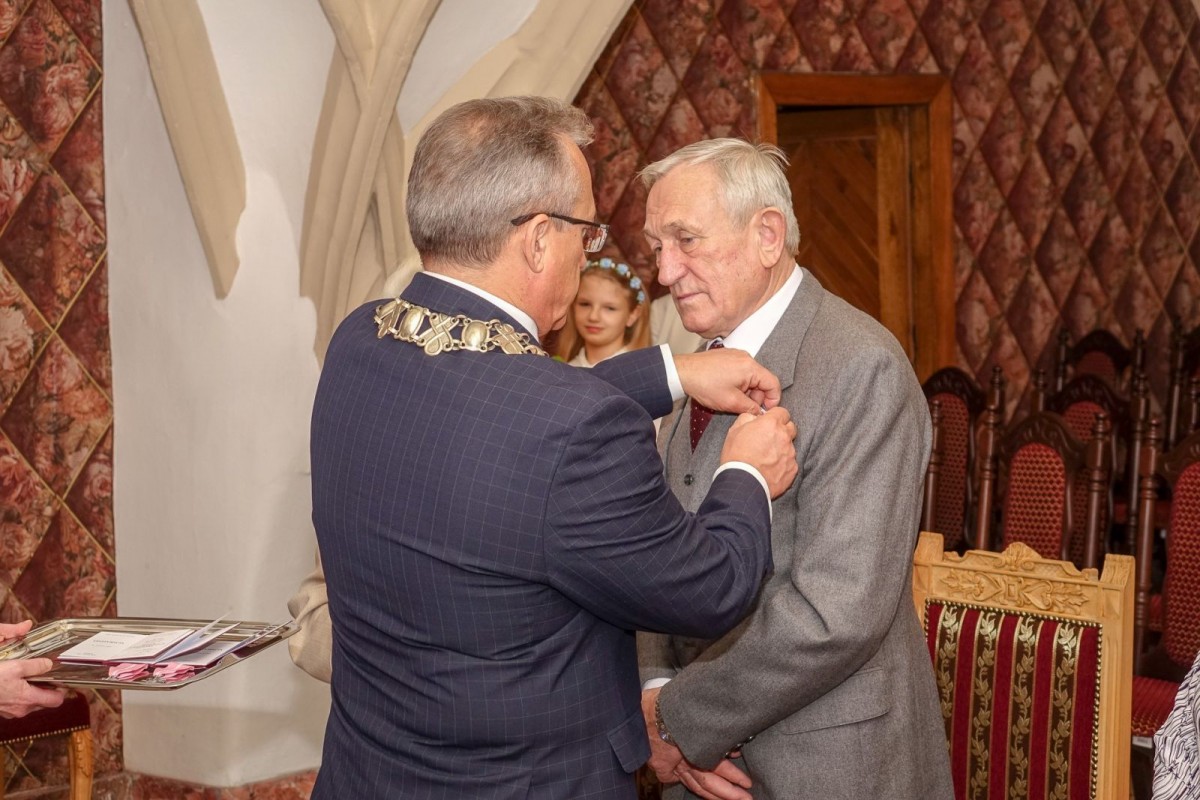 Dwie pary z medalami za 50 lat pożycia małżeńskiego