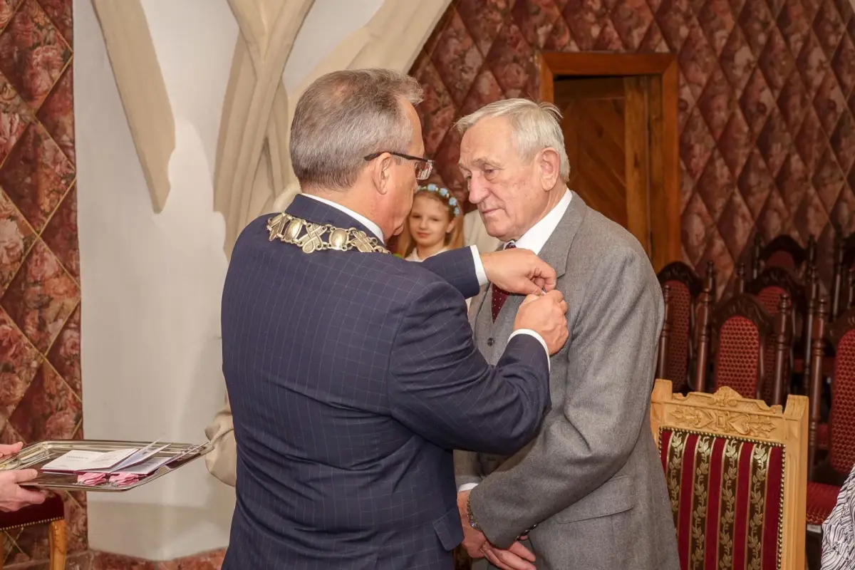 Dwie pary z medalami za 50 lat pożycia małżeńskiego