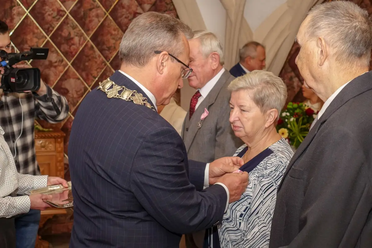 Dwie pary z medalami za 50 lat pożycia małżeńskiego