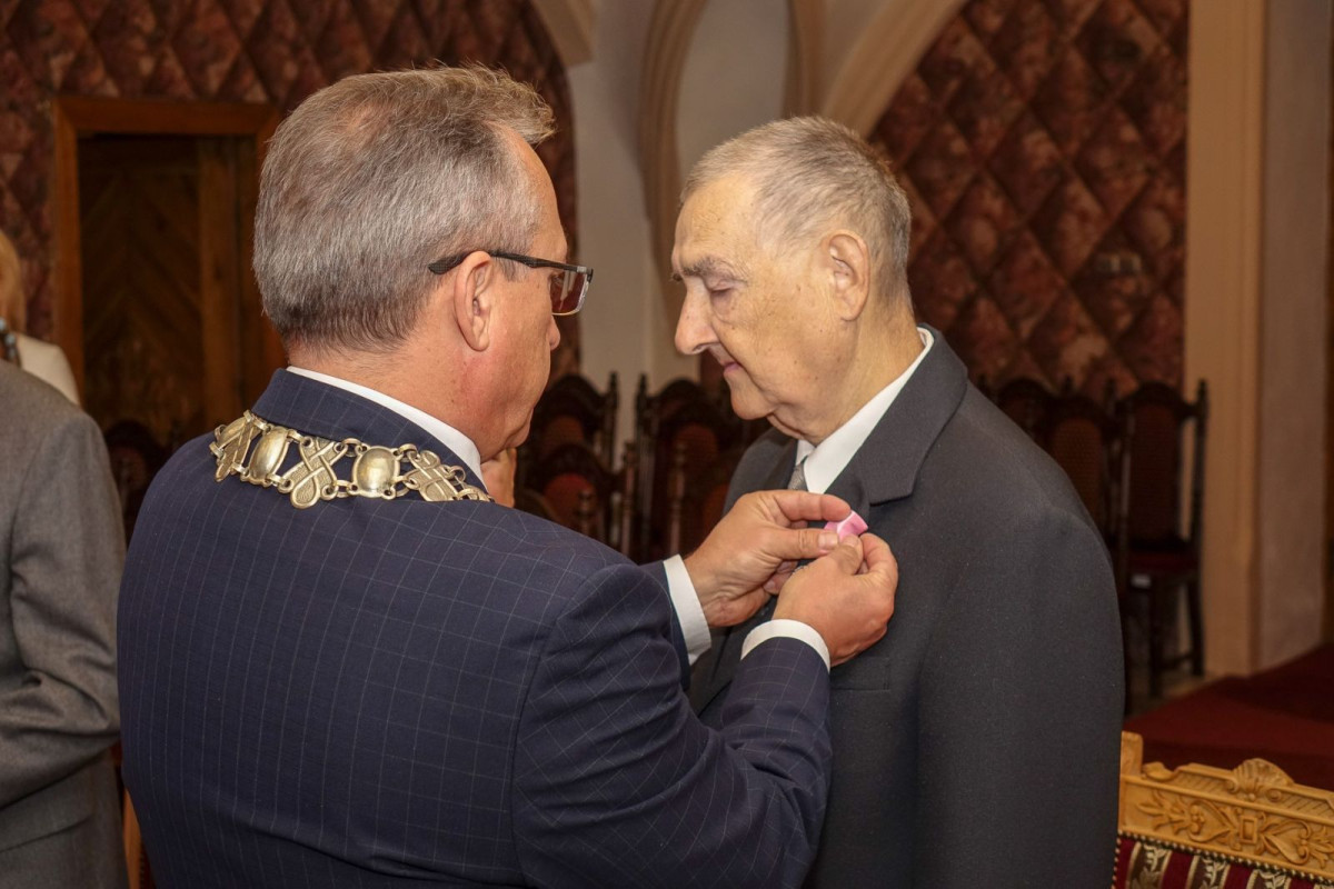 Dwie pary z medalami za 50 lat pożycia małżeńskiego