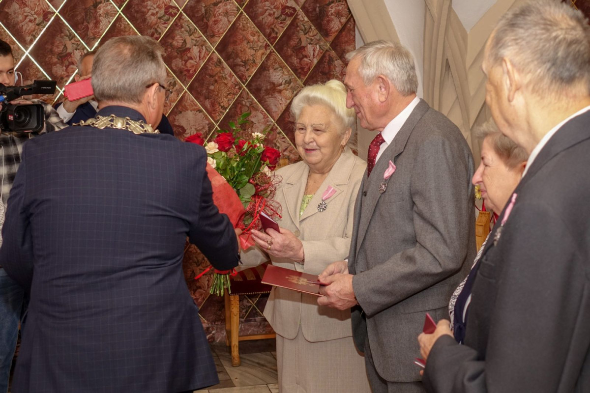 Dwie pary z medalami za 50 lat pożycia małżeńskiego
