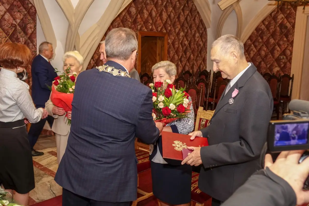 Dwie pary z medalami za 50 lat pożycia małżeńskiego