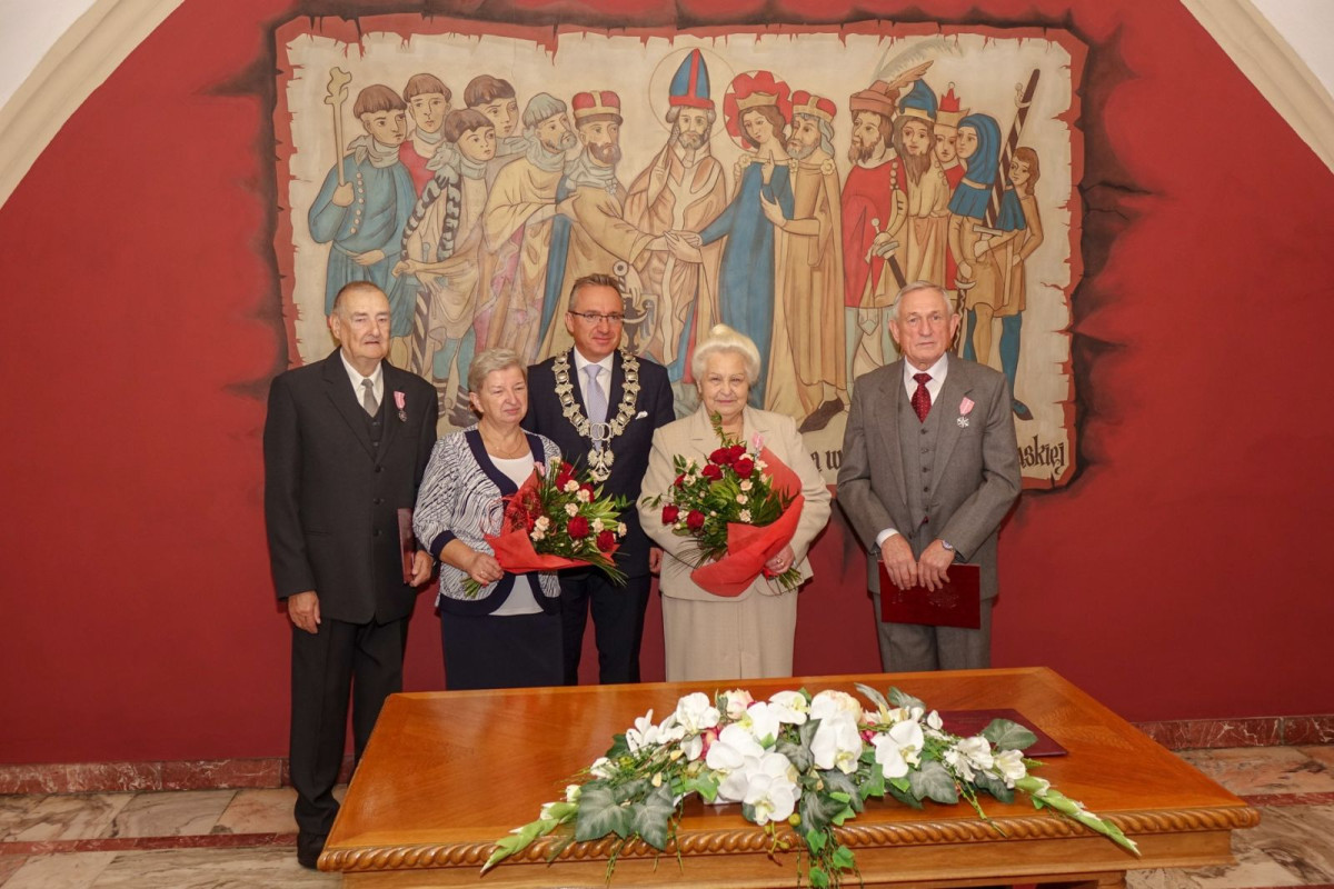 Dwie pary z medalami za 50 lat pożycia małżeńskiego