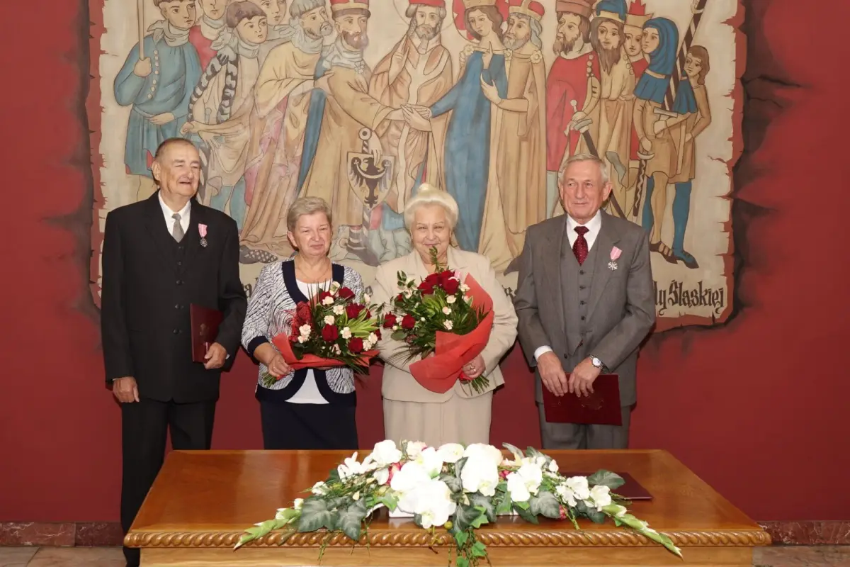 Dwie pary z medalami za 50 lat pożycia małżeńskiego