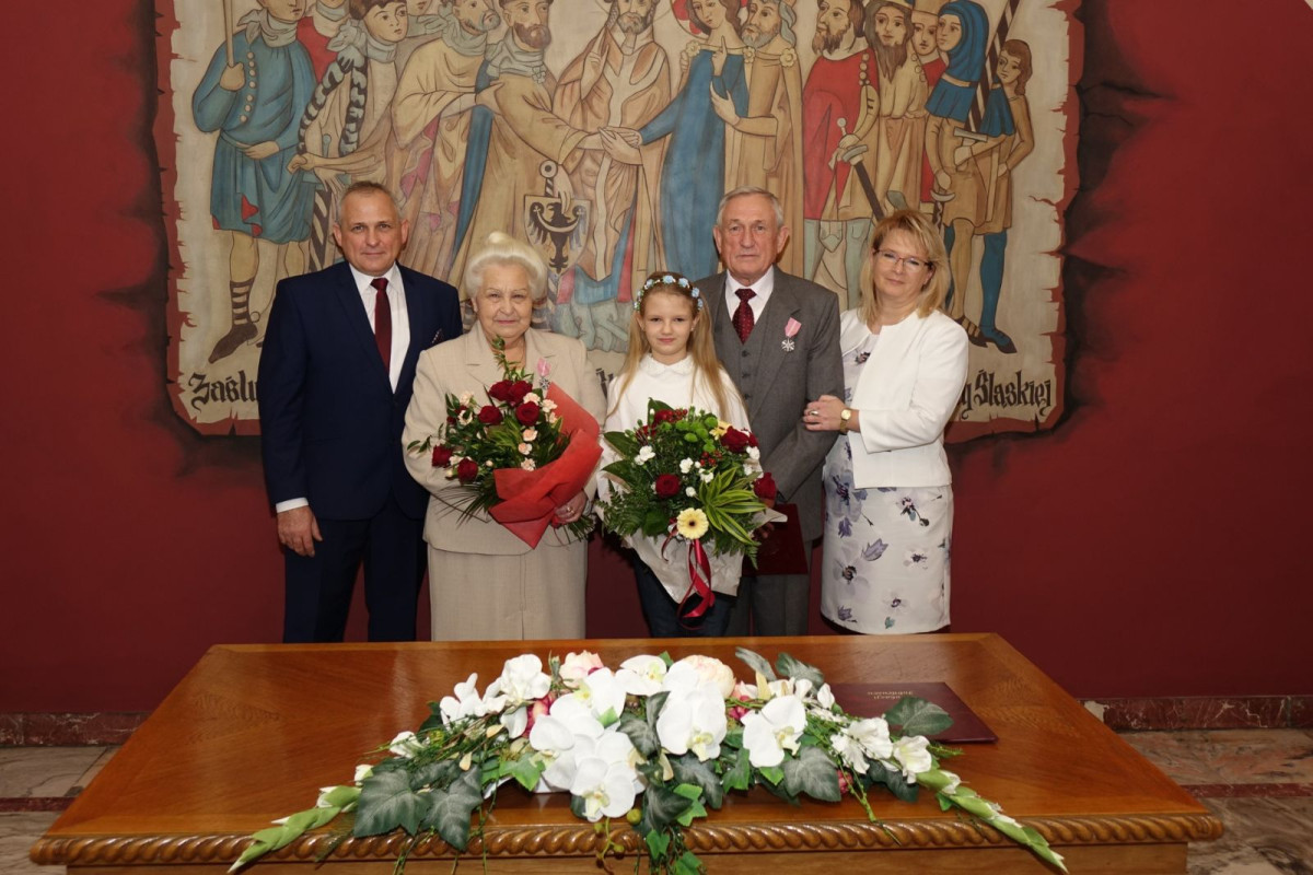 Dwie pary z medalami za 50 lat pożycia małżeńskiego