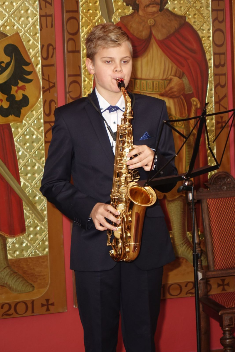 Dwie pary z medalami za 50 lat pożycia małżeńskiego