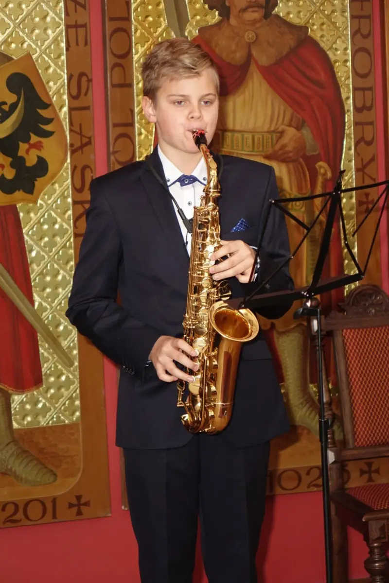 Dwie pary z medalami za 50 lat pożycia małżeńskiego