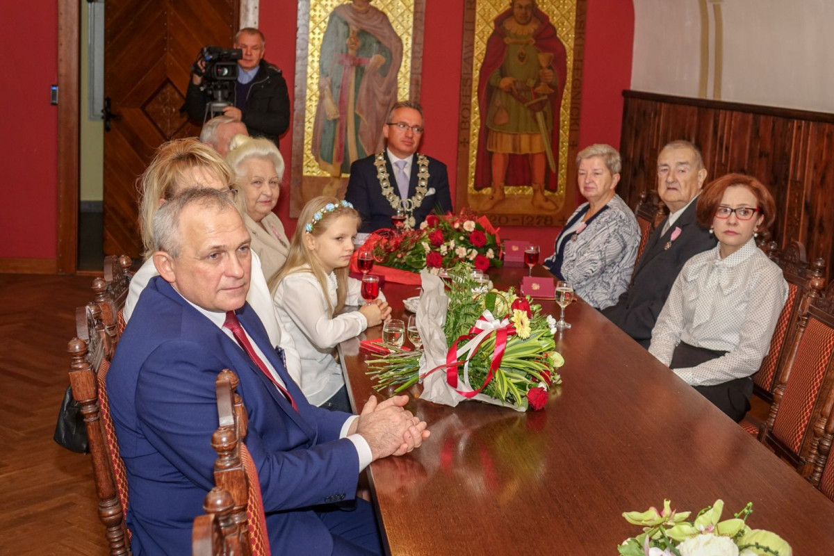 Dwie pary z medalami za 50 lat pożycia małżeńskiego