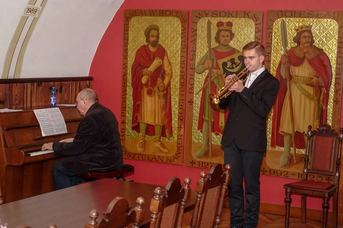 Dwie pary z medalami za 50 lat pożycia małżeńskiego