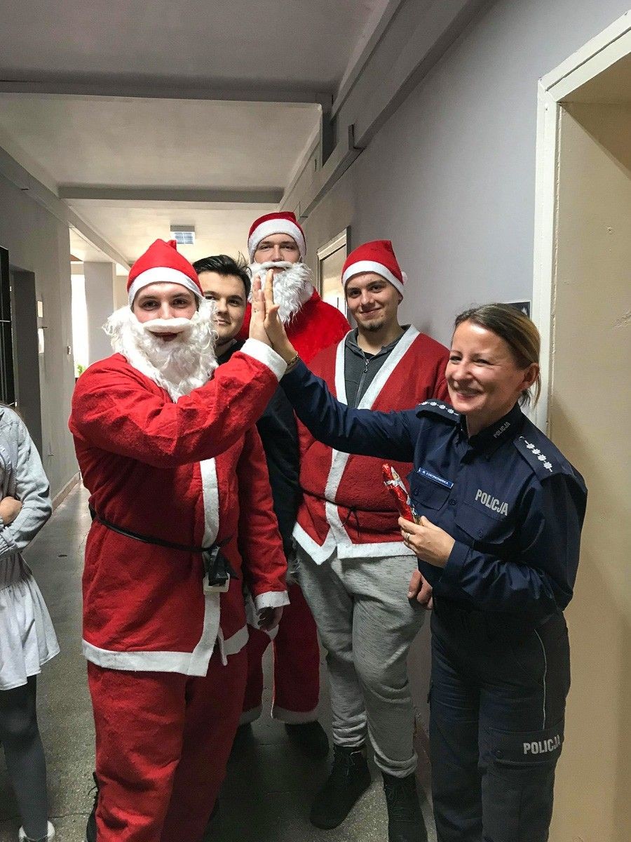 Mikołaje z „Mechanika” odwiedzili bolesławiecką komendę policji