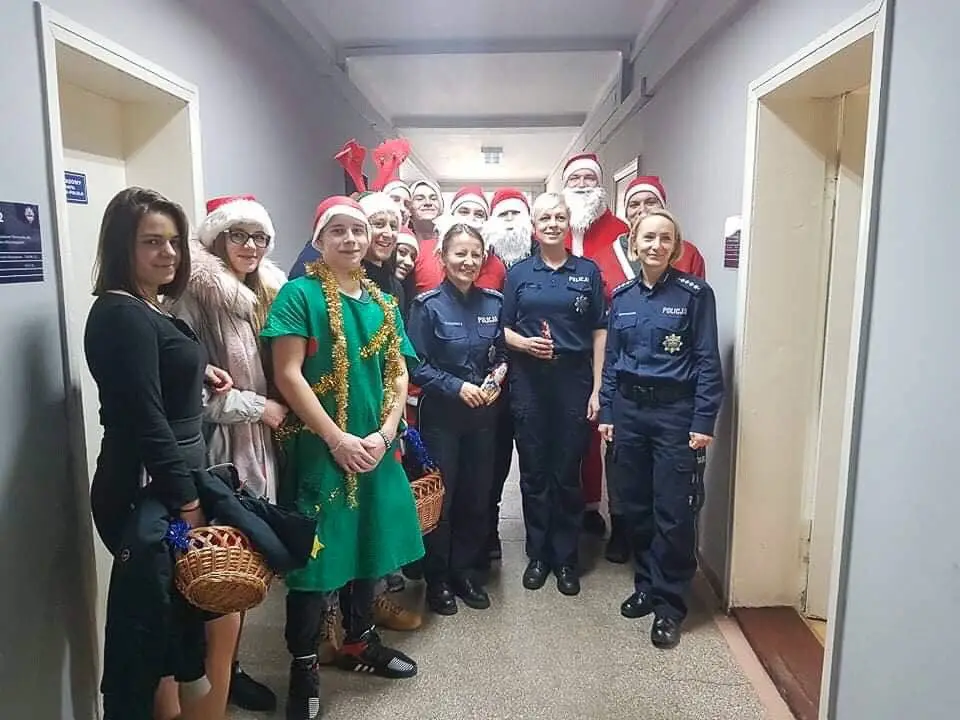 Mikołaje z „Mechanika” odwiedzili bolesławiecką komendę policji