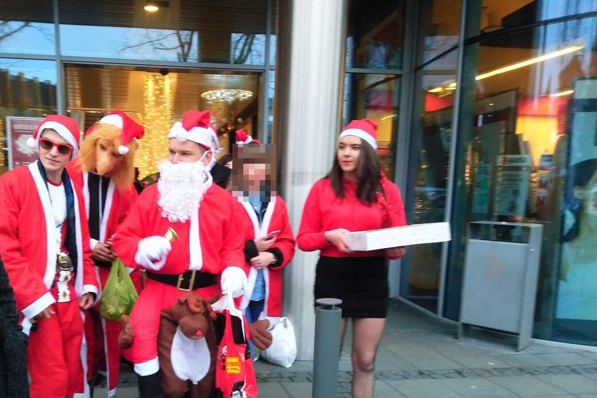 Mikołaje i Śnieżynki od serca rozdawali słodkości w Bolesławcu