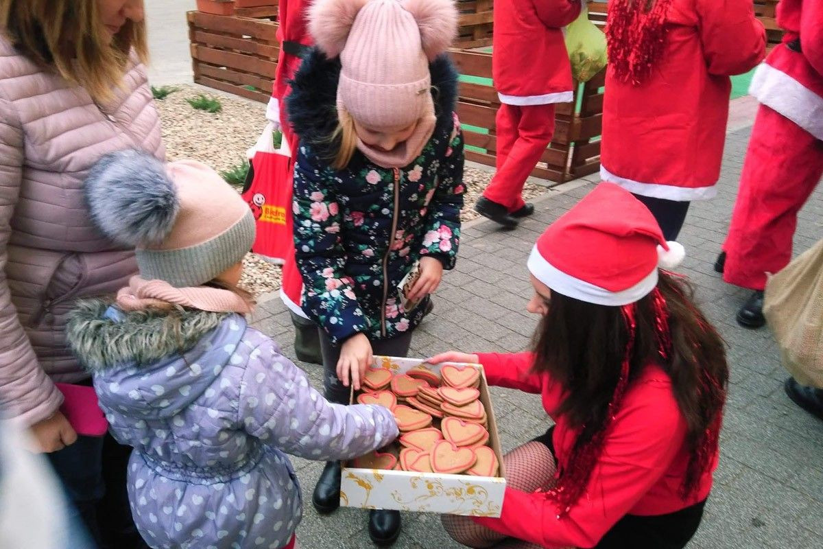 Mikołaje i Śnieżynki od serca rozdawali słodkości w Bolesławcu