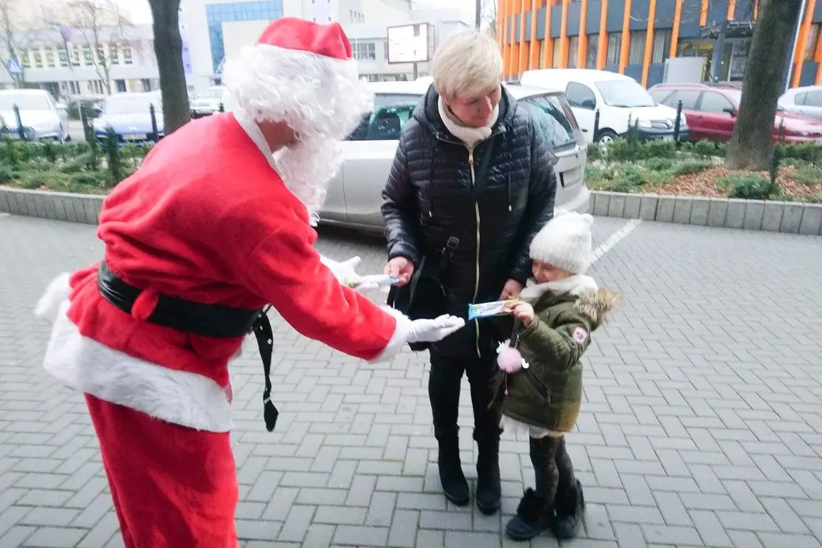 Mikołaje i Śnieżynki od serca rozdawali słodkości w Bolesławcu