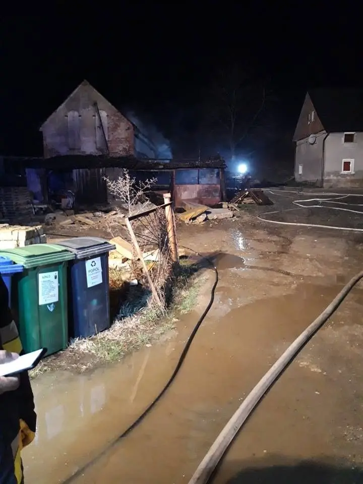 Spłonął budynek w Raciborowicach. Pies zginął, do kobiety wezwano karetkę