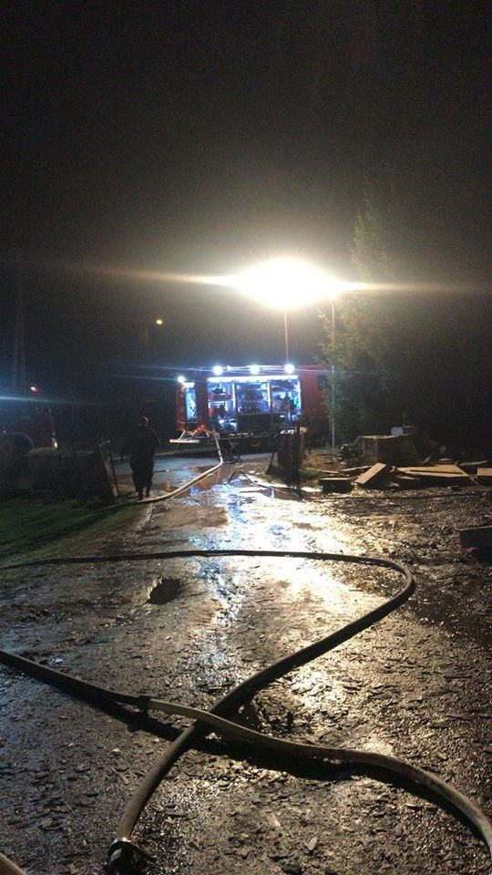 Spłonął budynek w Raciborowicach. Pies zginął, do kobiety wezwano karetkę