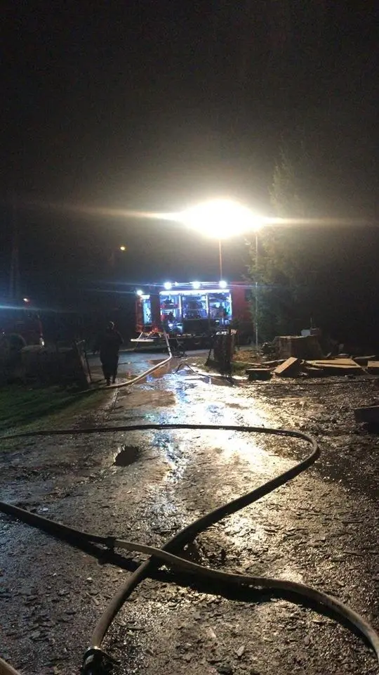 Spłonął budynek w Raciborowicach. Pies zginął, do kobiety wezwano karetkę