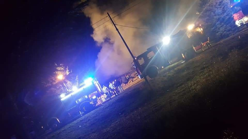 Spłonął budynek w Raciborowicach. Pies zginął, do kobiety wezwano karetkę