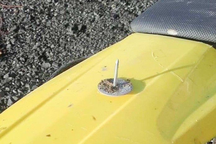 SZOK! Gwoździe na drogach awaryjnych. Strażacy: „Nawet nie wiemy, jak to nazwać!”