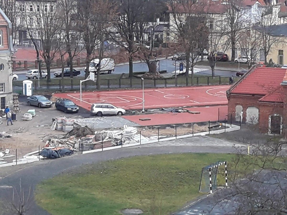 Boisko przy nowej siedzibie szkoły specjalnej w Bolesławcu