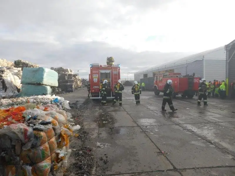 Pożar odpadów i pracownik pod 1,5-t ciężarem. Ćwiczenia koło Osłej