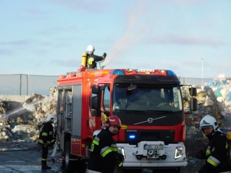 Pożar odpadów i pracownik pod 1,5-t ciężarem. Ćwiczenia koło Osłej