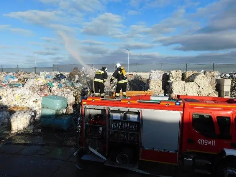 Pożar odpadów i pracownik pod 1,5-t ciężarem. Ćwiczenia koło Osłej