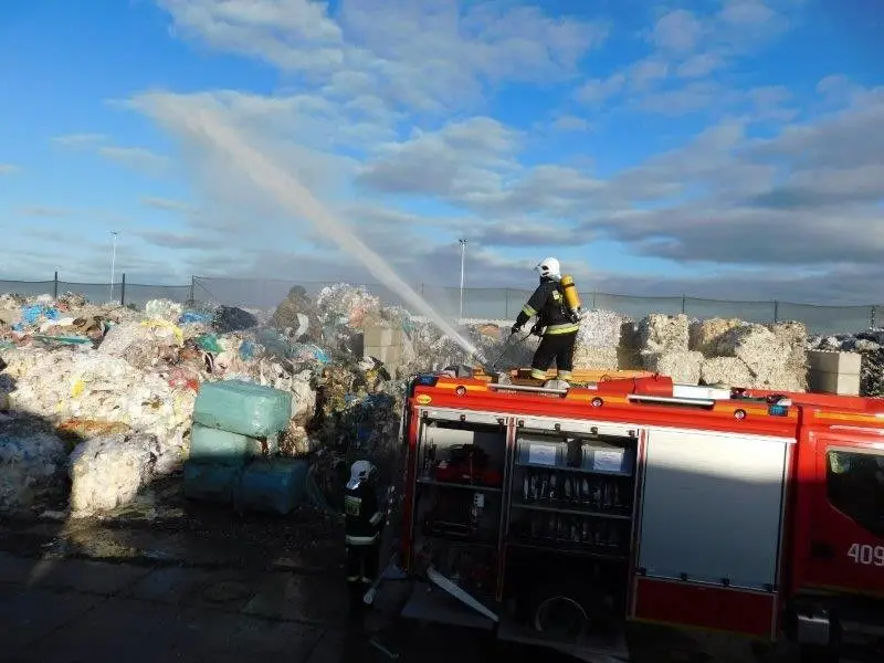 Pożar odpadów i pracownik pod 1,5-t ciężarem. Ćwiczenia koło Osłej