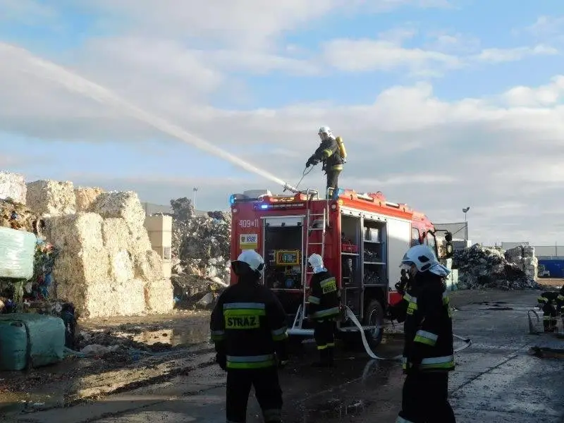 Pożar odpadów i pracownik pod 1,5-t ciężarem. Ćwiczenia koło Osłej