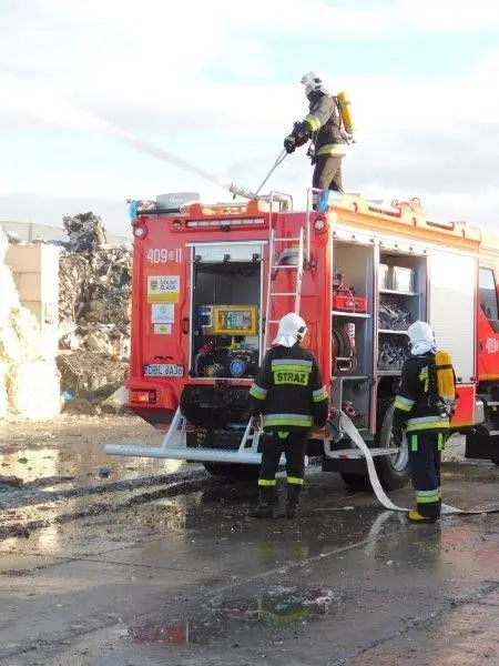 Pożar odpadów i pracownik pod 1,5-t ciężarem. Ćwiczenia koło Osłej