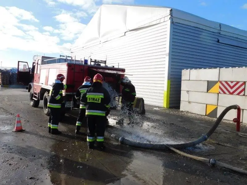 Pożar odpadów i pracownik pod 1,5-t ciężarem. Ćwiczenia koło Osłej