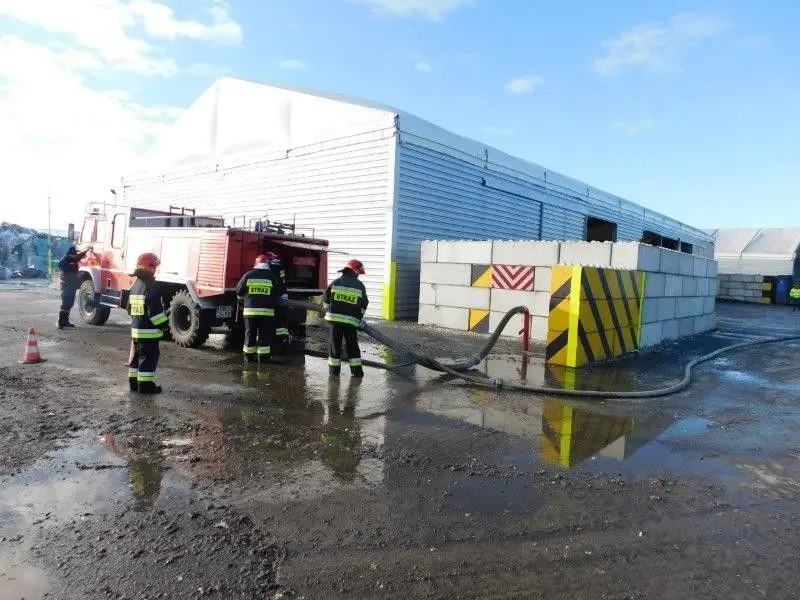 Pożar odpadów i pracownik pod 1,5-t ciężarem. Ćwiczenia koło Osłej
