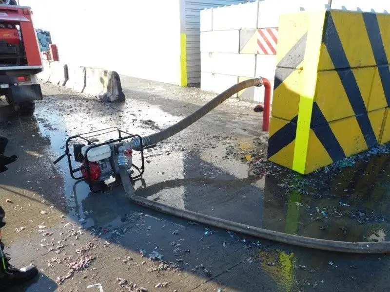 Pożar odpadów i pracownik pod 1,5-t ciężarem. Ćwiczenia koło Osłej