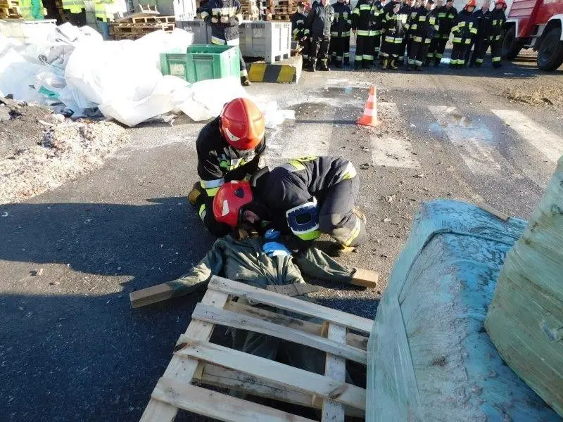 Pożar odpadów i pracownik pod 1,5-t ciężarem. Ćwiczenia koło Osłej