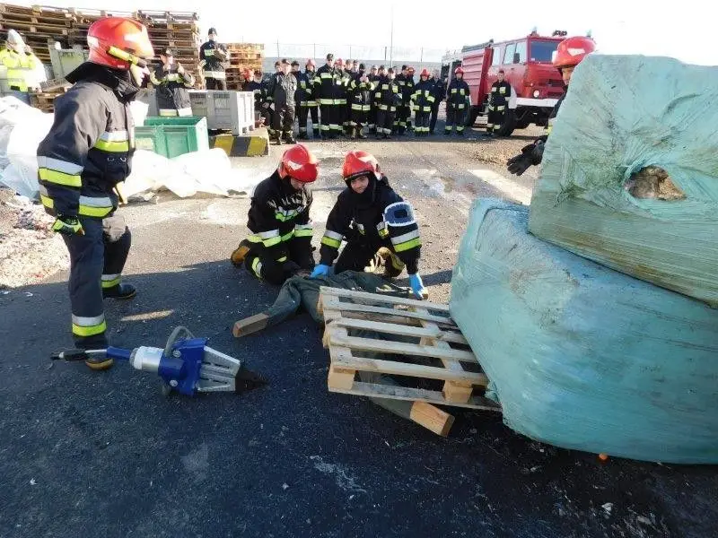 Pożar odpadów i pracownik pod 1,5-t ciężarem. Ćwiczenia koło Osłej
