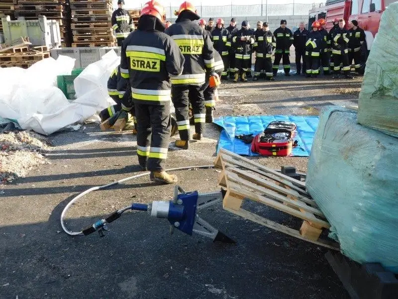 Pożar odpadów i pracownik pod 1,5-t ciężarem. Ćwiczenia koło Osłej